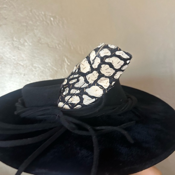 MODISH 1930s' BLACK TILT HAT - VELVET BRIM + PAINTED FEATHERS & BOW - Picture 3 of 12